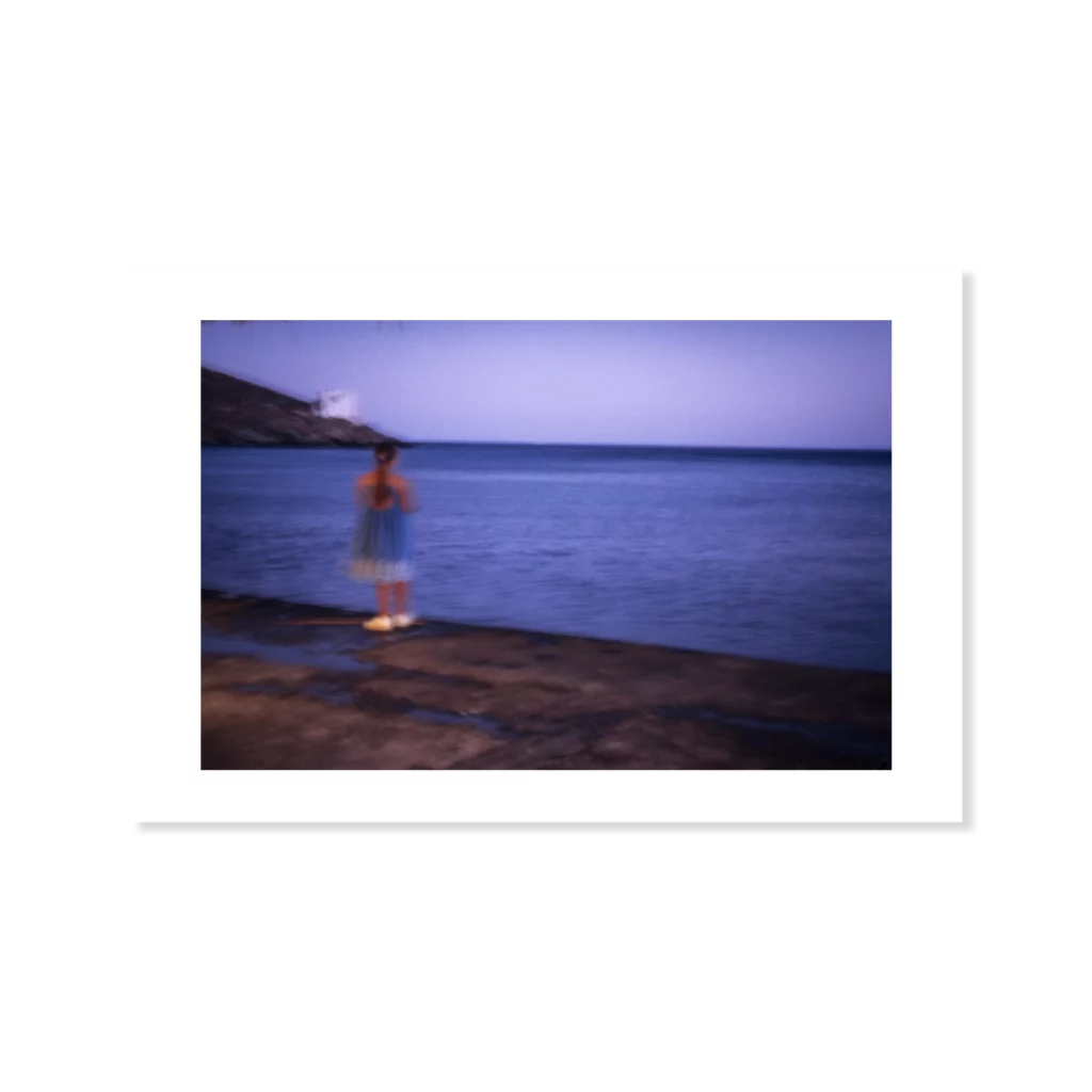La fillette sur le quai, Tinos, Grèce