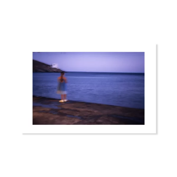 La fillette sur le quai, Tinos, Grèce